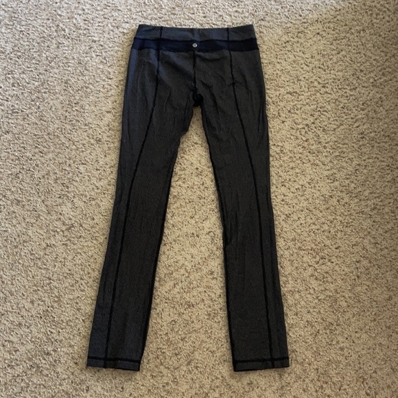 Lululemon size 8 leggings dark black pattern - Picture 2 of 4